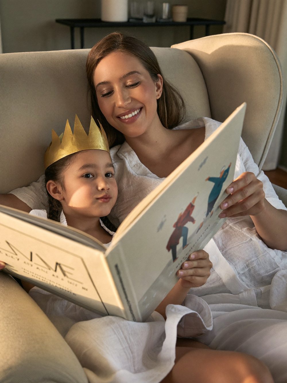 Rodič s dieťaťom pri čítaní